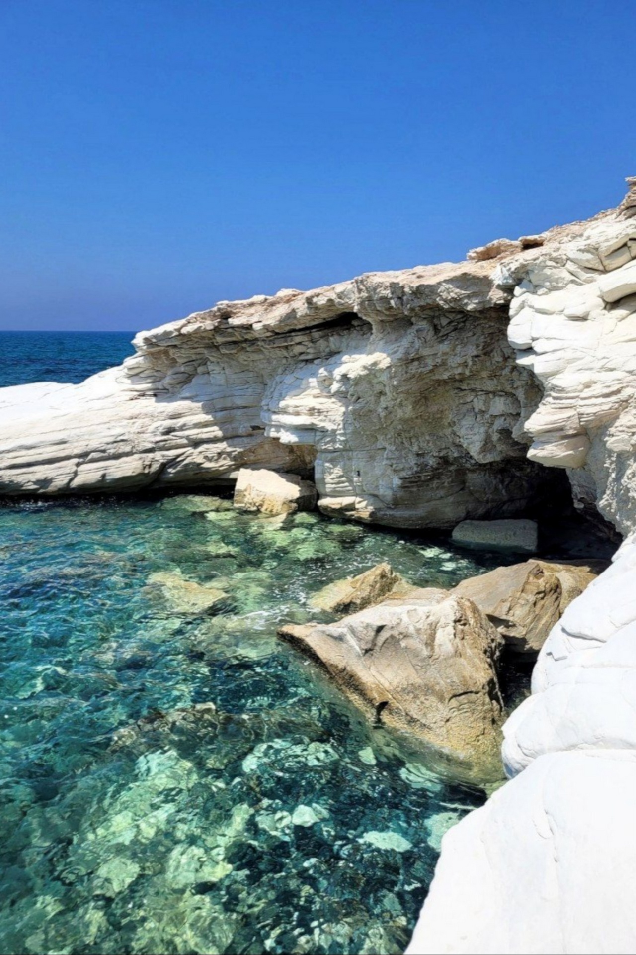 Białe skały osadowe i jaskinie południowego Cypru