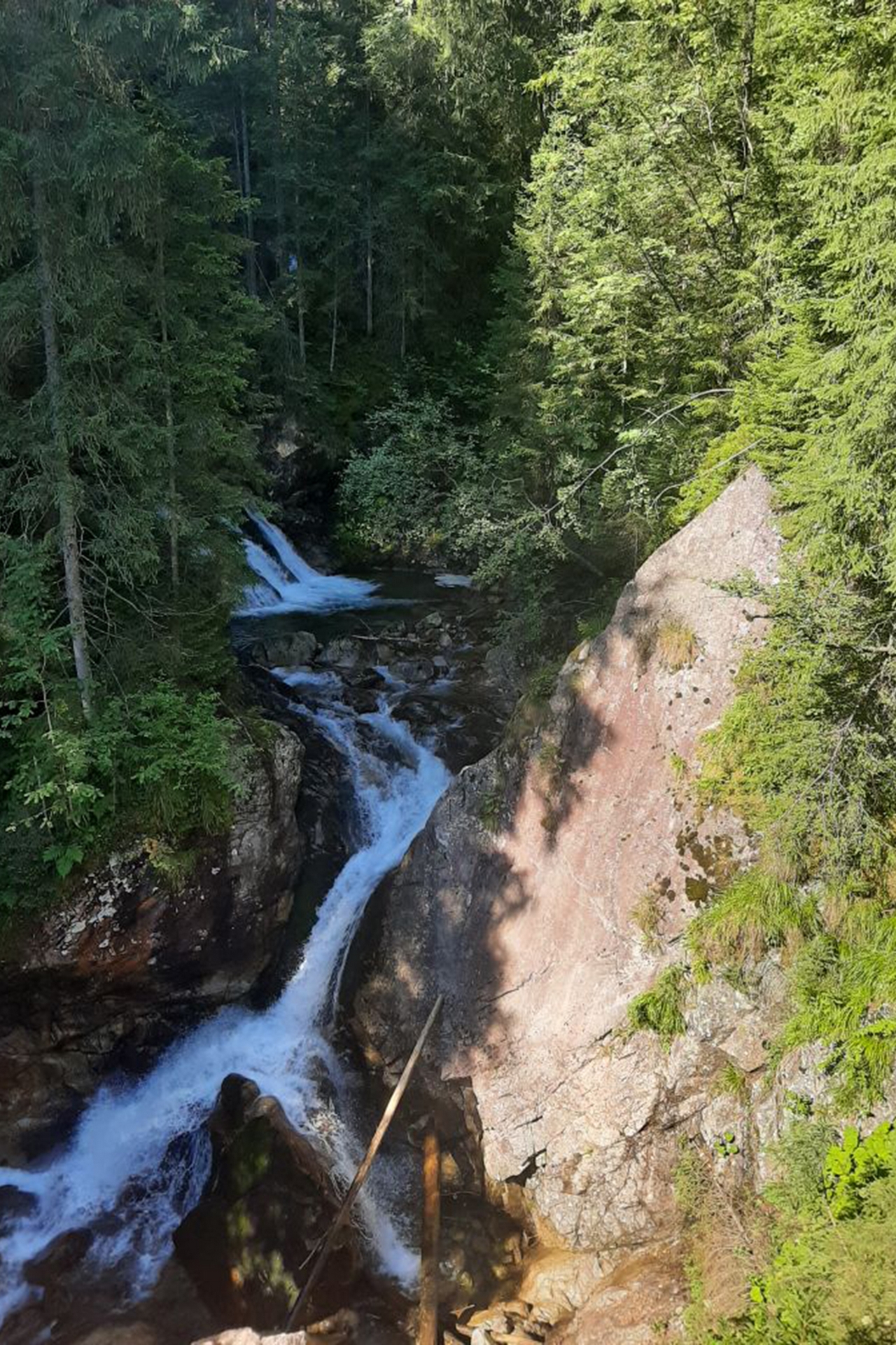 Kamienne bryły rzeźbione przez potok