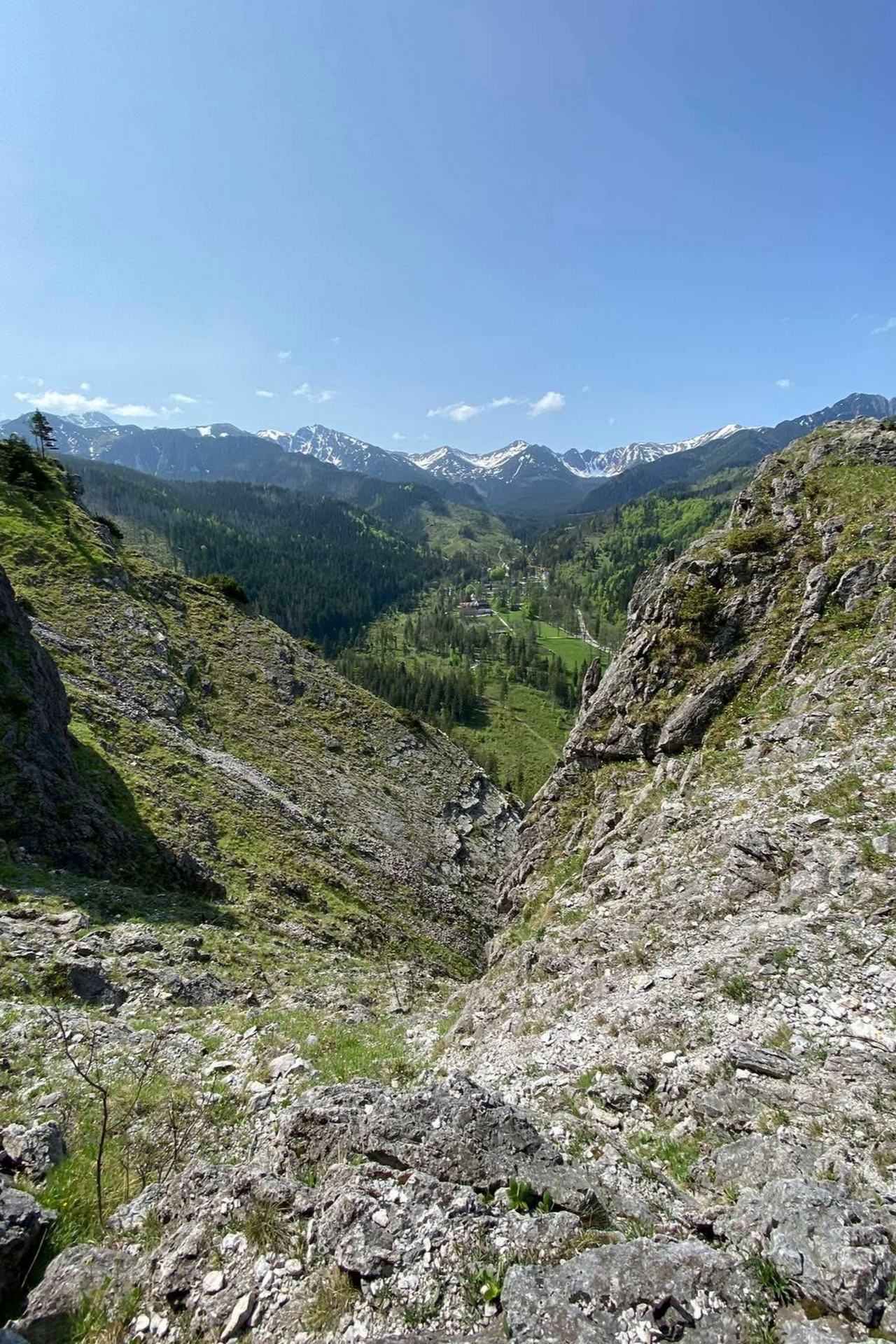 Tajemnicza dolina wśród gór