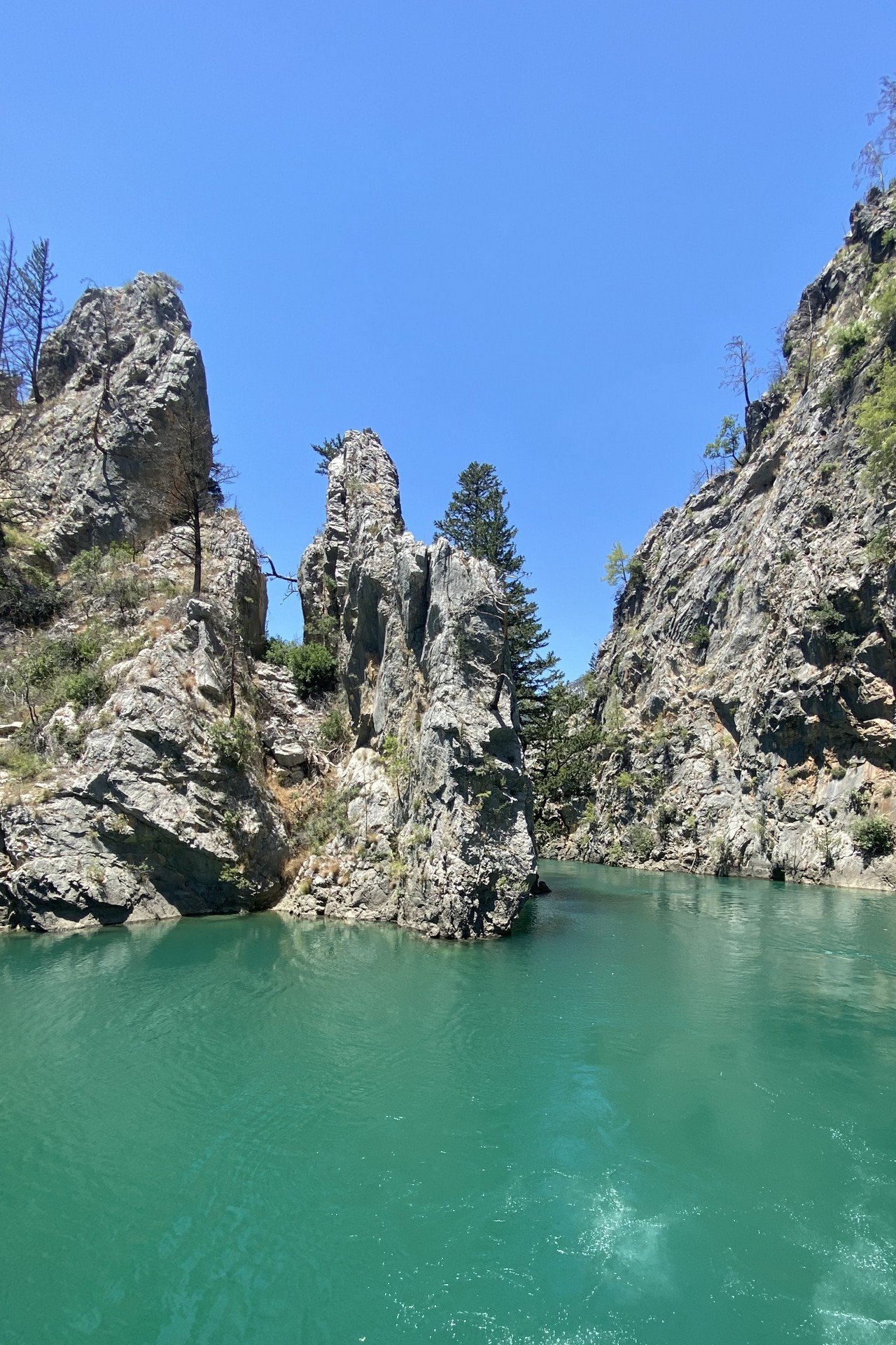 Tajemnicza laguna wśród skał