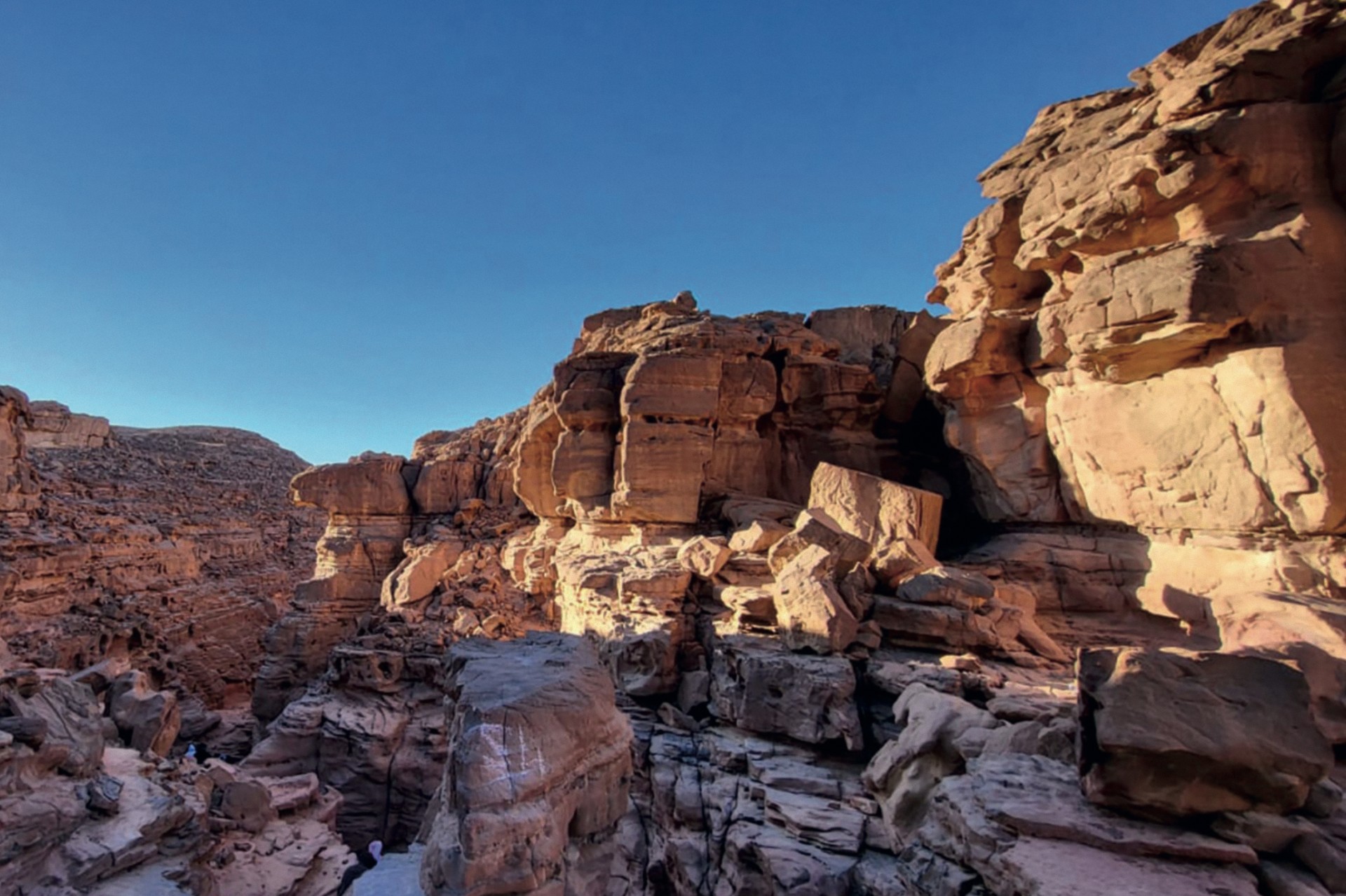 Skalny Olbrzym w kolorowym kanionie