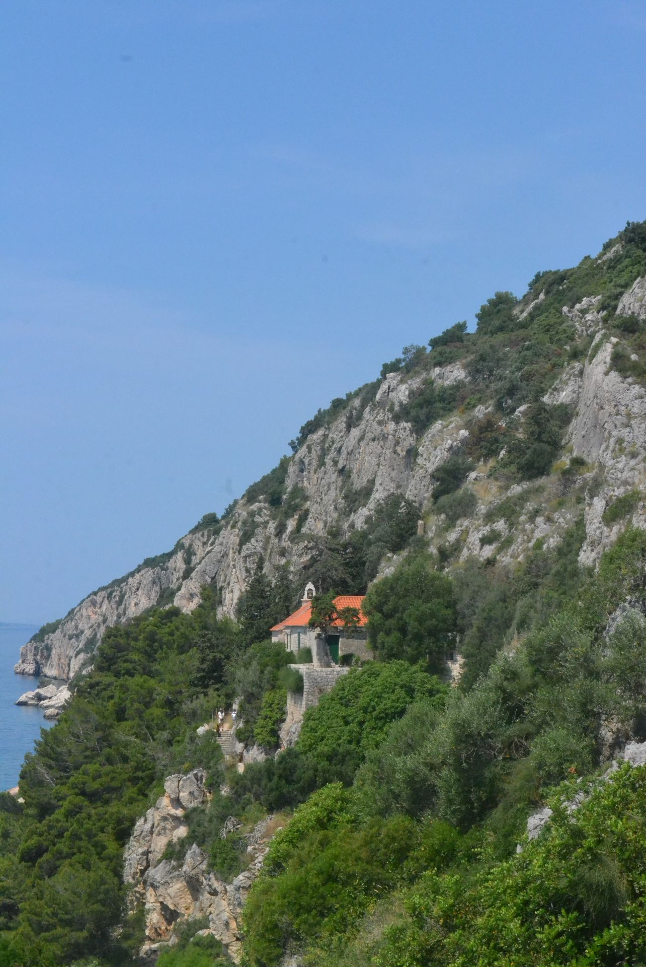 Kościół w objęciach klifu