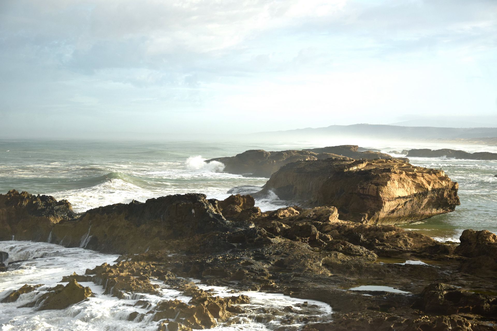 Skały w walce ze wzburzonym morzem