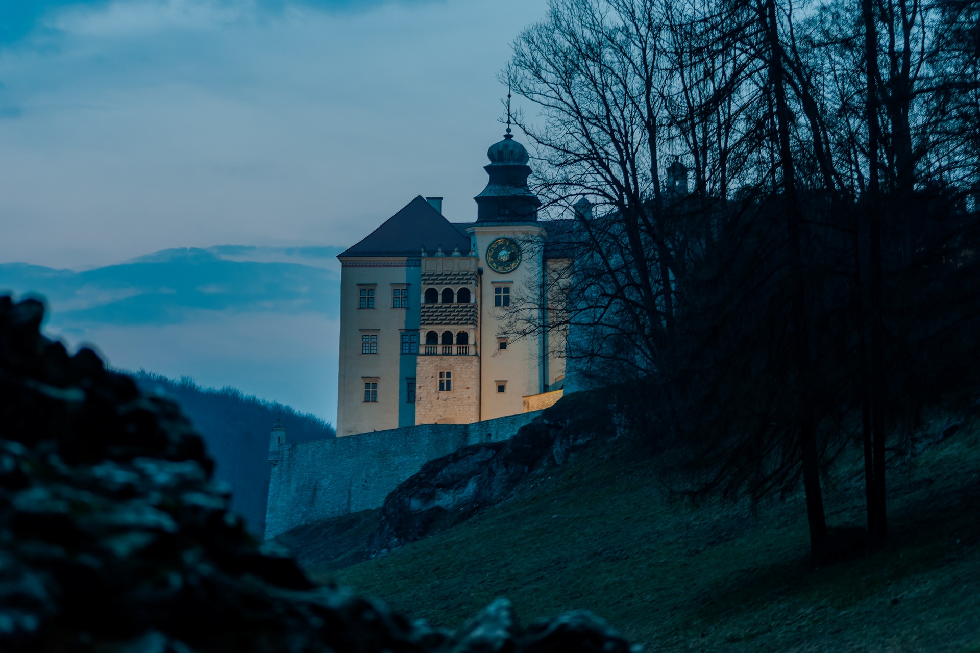 Zamek o kamiennych fundamentach