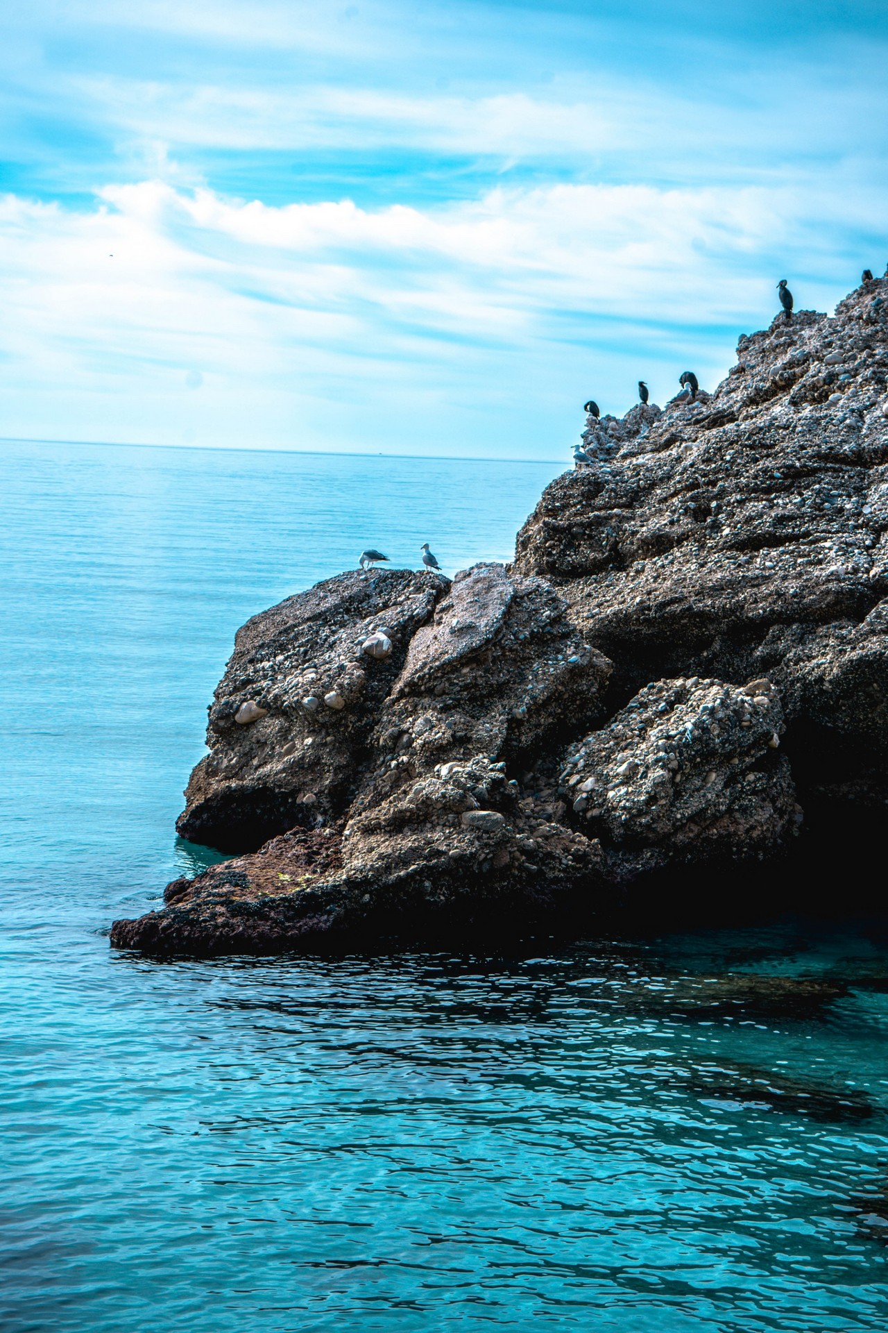 Skały w objęciach morza