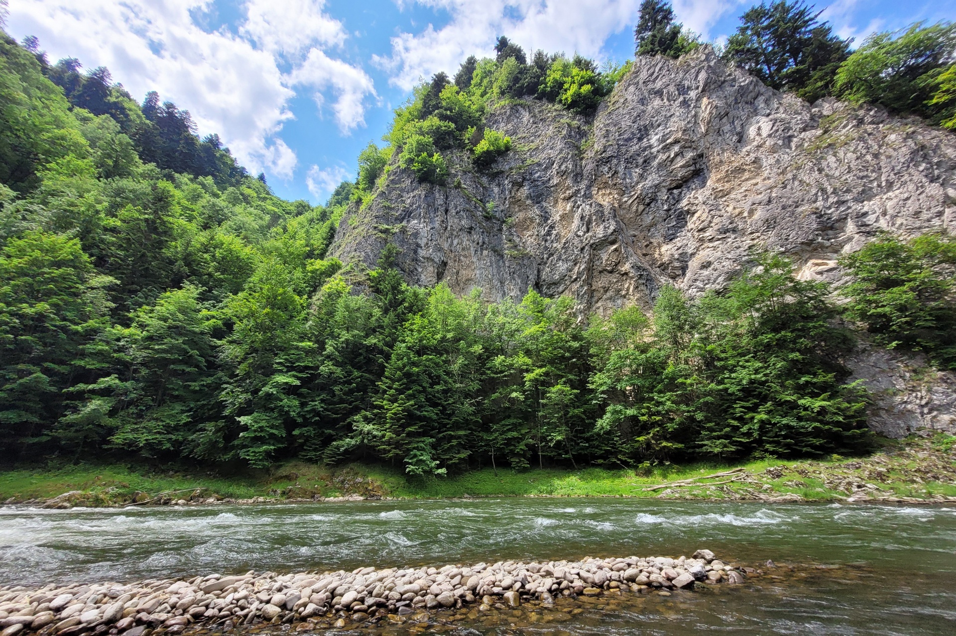 Echo gór uwięzione w rzece