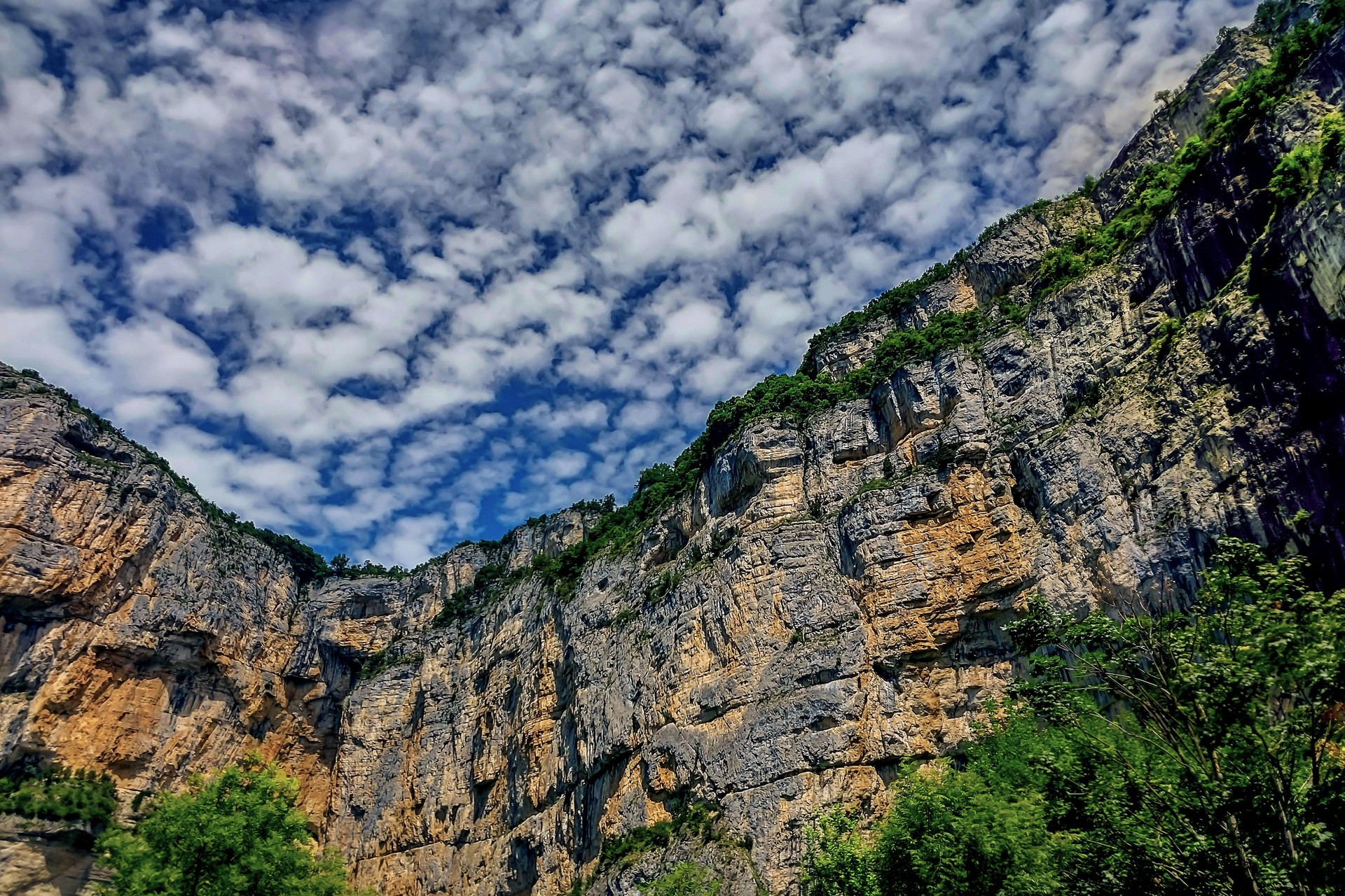 Potęga natury w kamieniu i chmurach