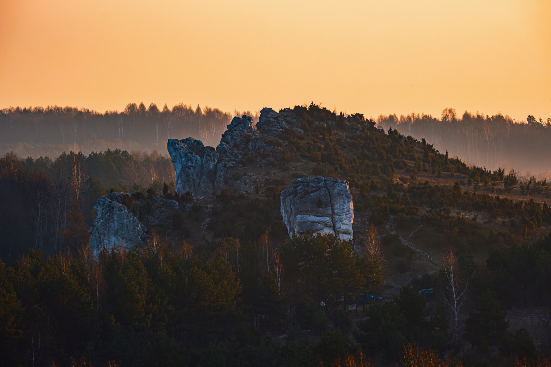 Skaliste wzgórze przy zachodzie Słońca