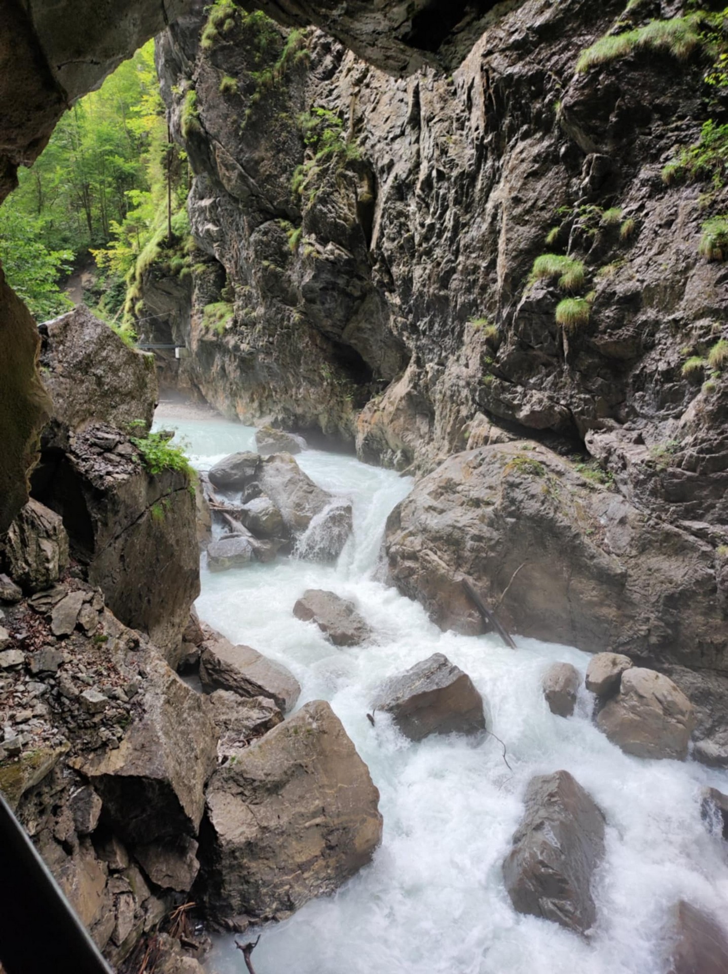 Rzeczka płynąca pośród skał