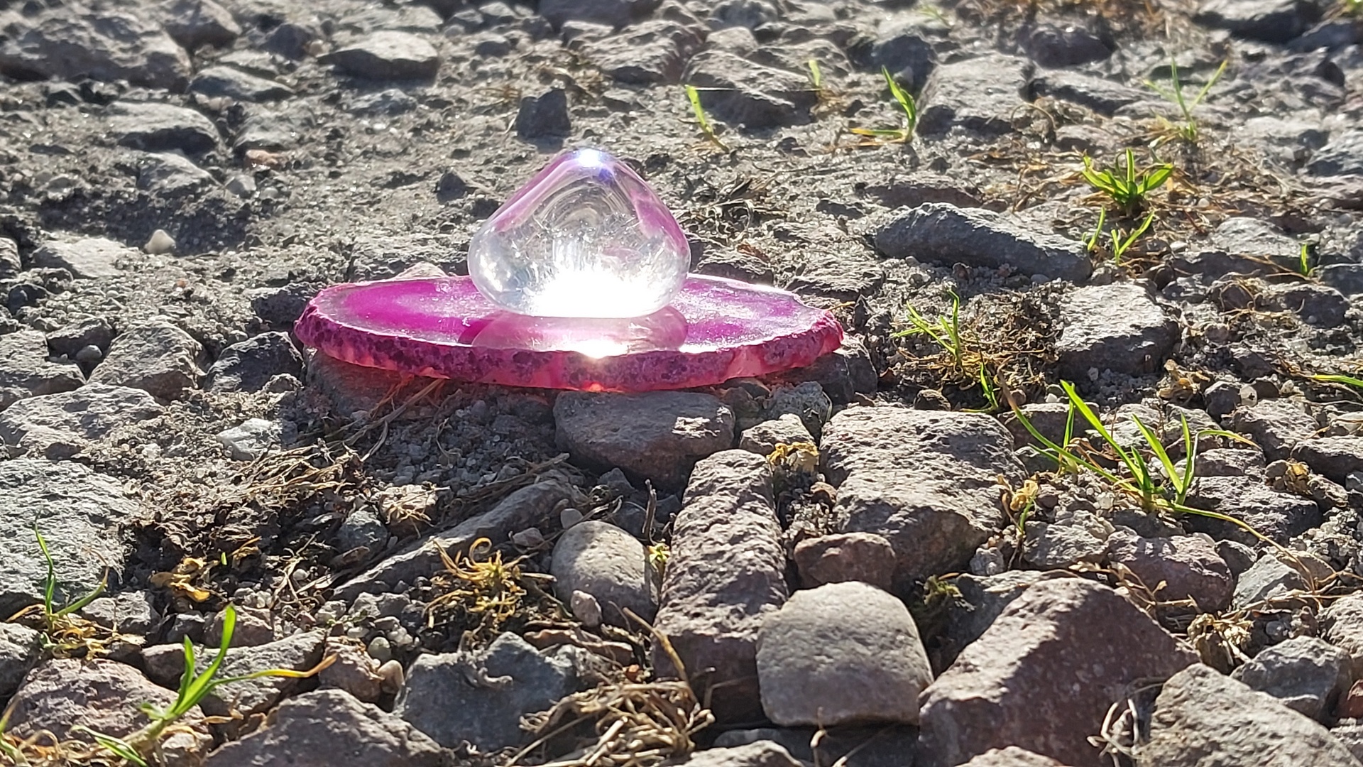 Światło wśród kamieni