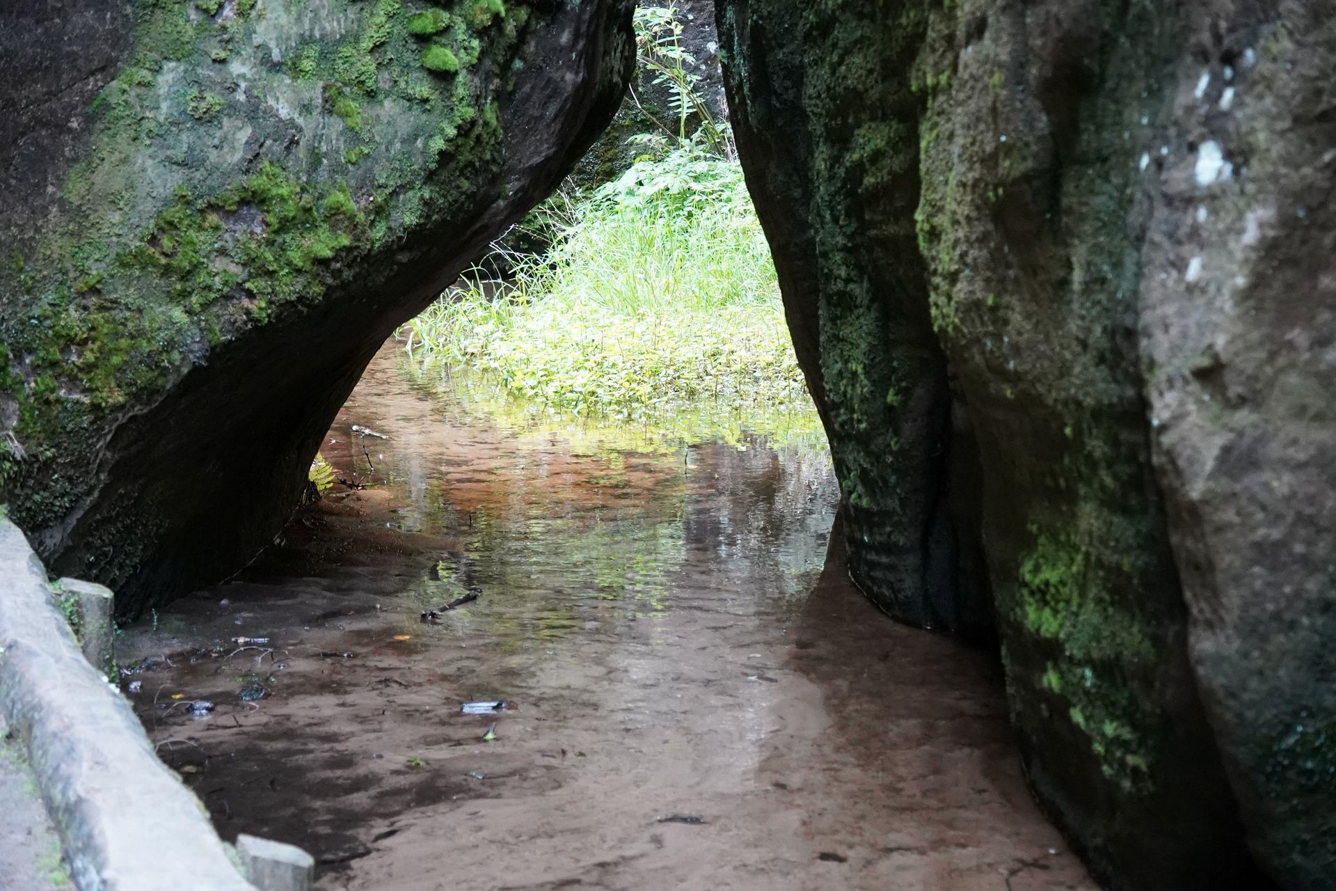 Skalna brama do tajemniczego ogrodu natury