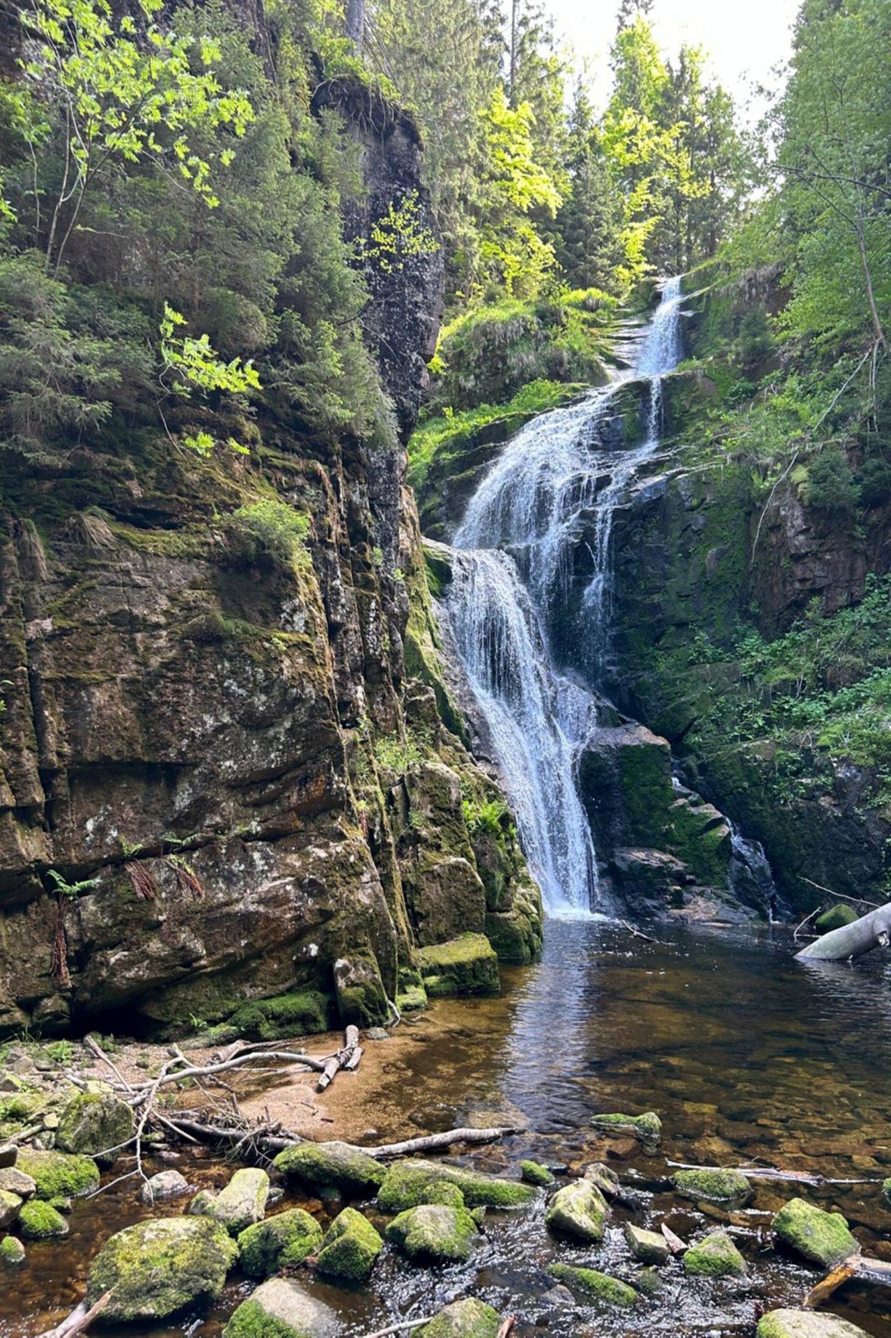 Zielona harmonia - wodospad w objęciach natury