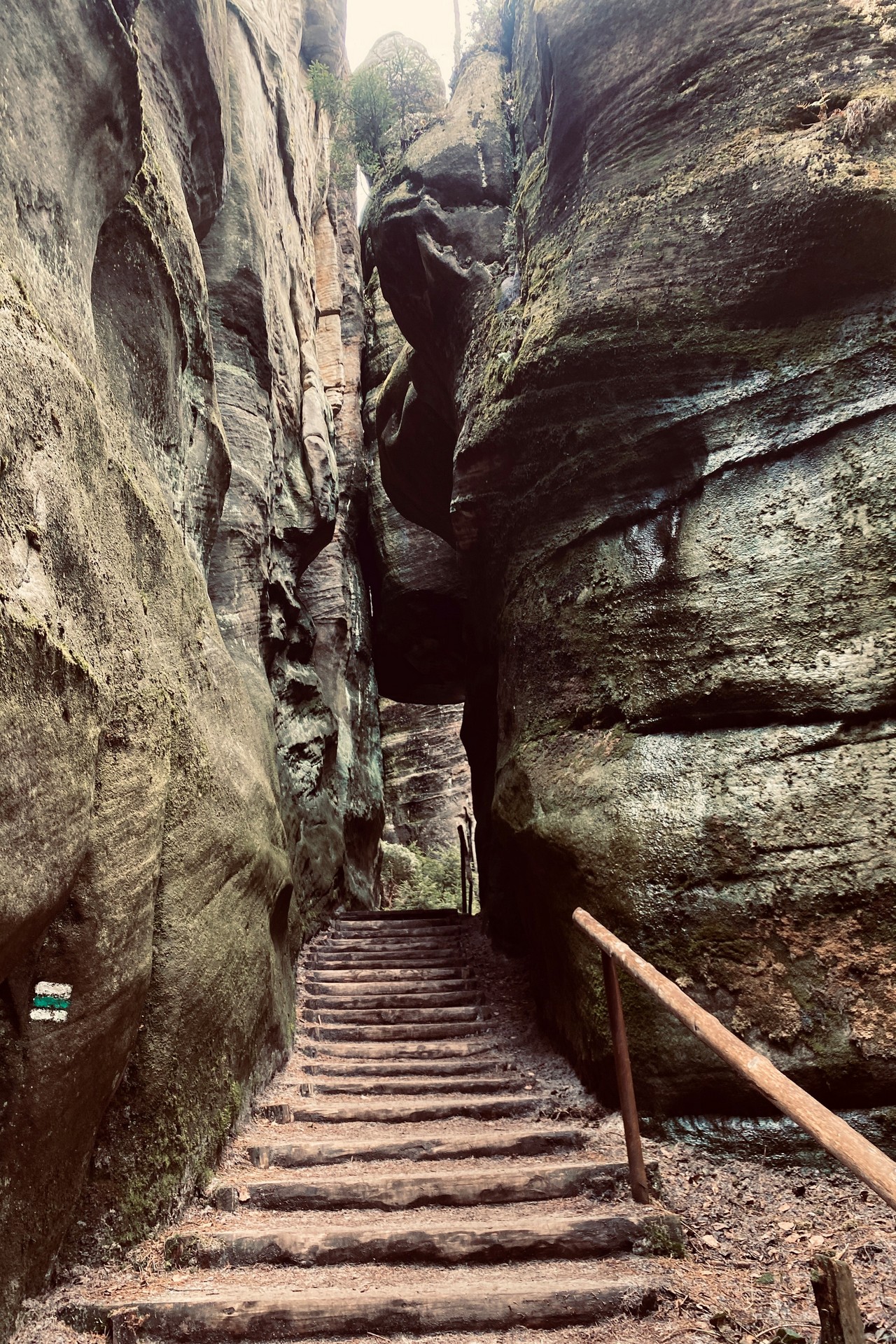 Sekretne przejście w skalnym świecie