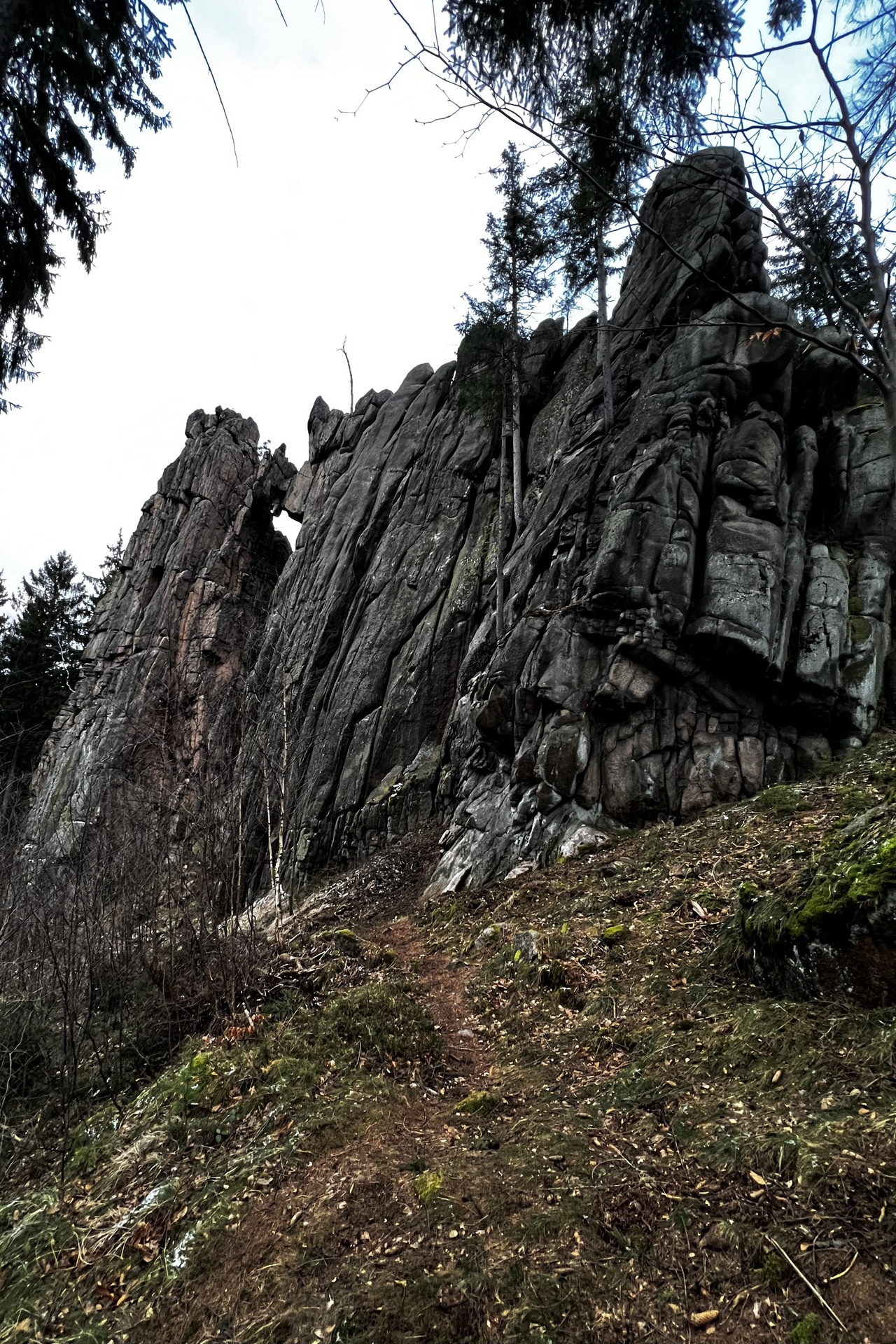 Most skalny w Rudawach Janowickich – Most nad przepaścią, co stoi z gracją