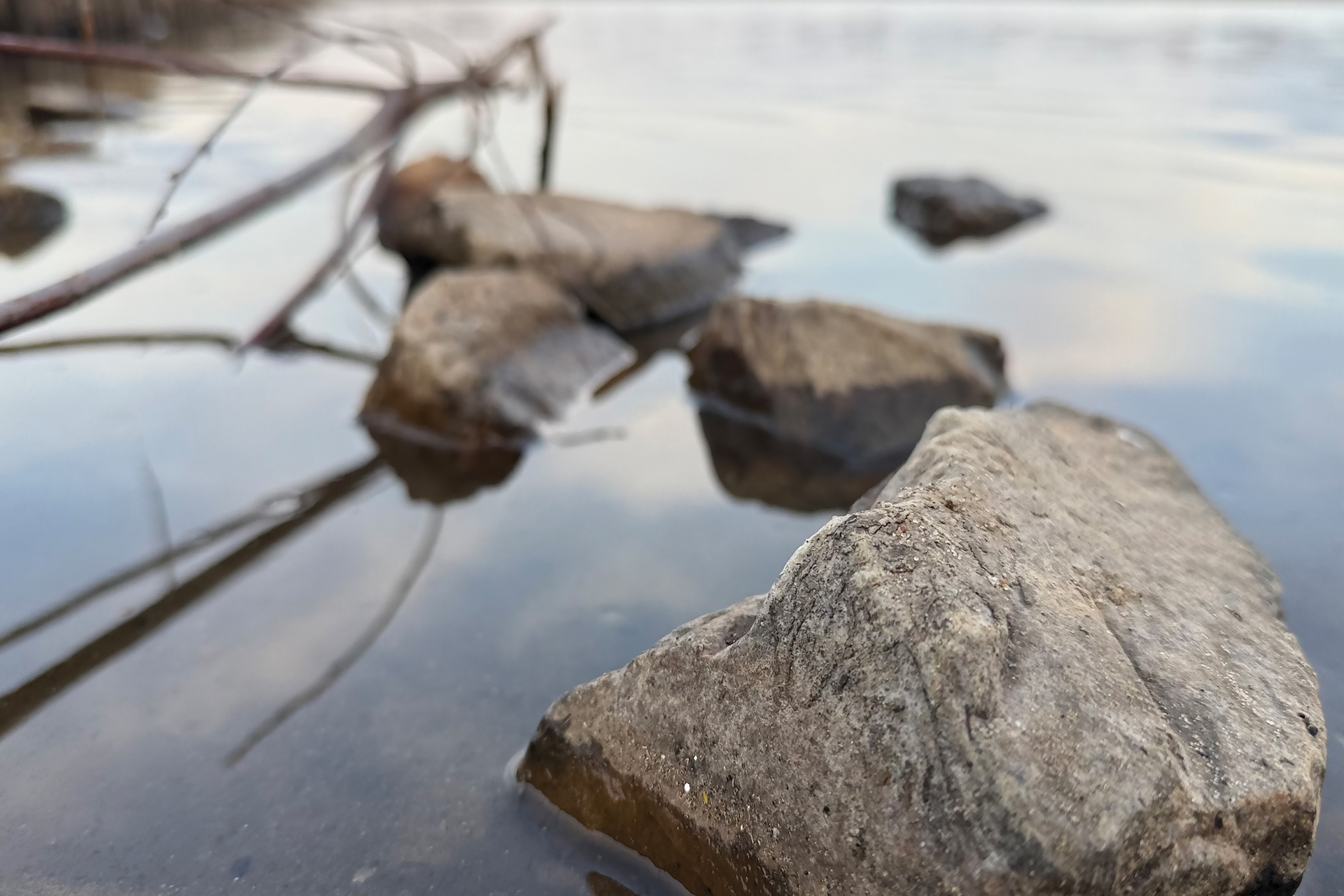 Kamienna ścieżka na wodzie