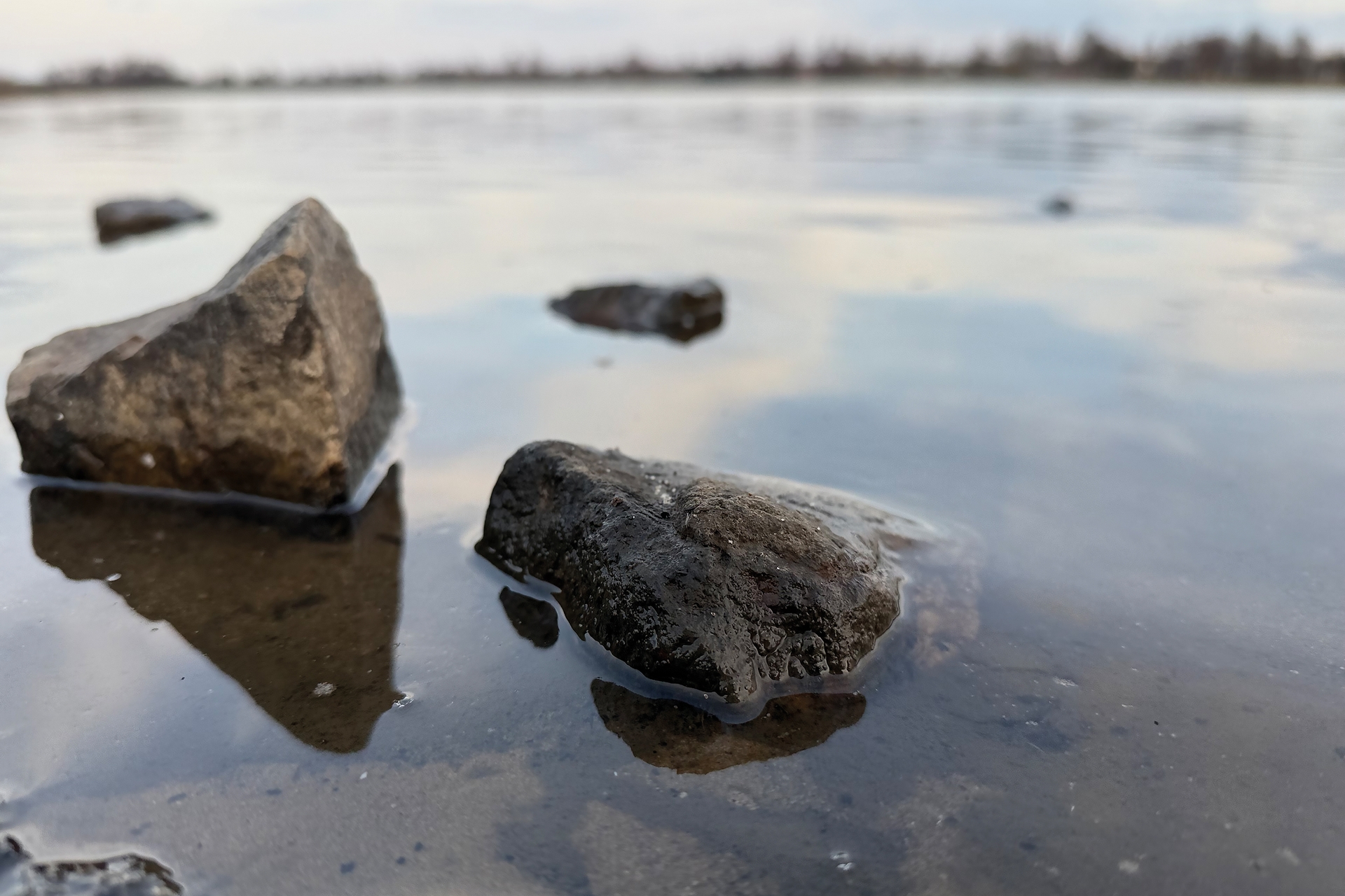 Kamienie w objęciach wody