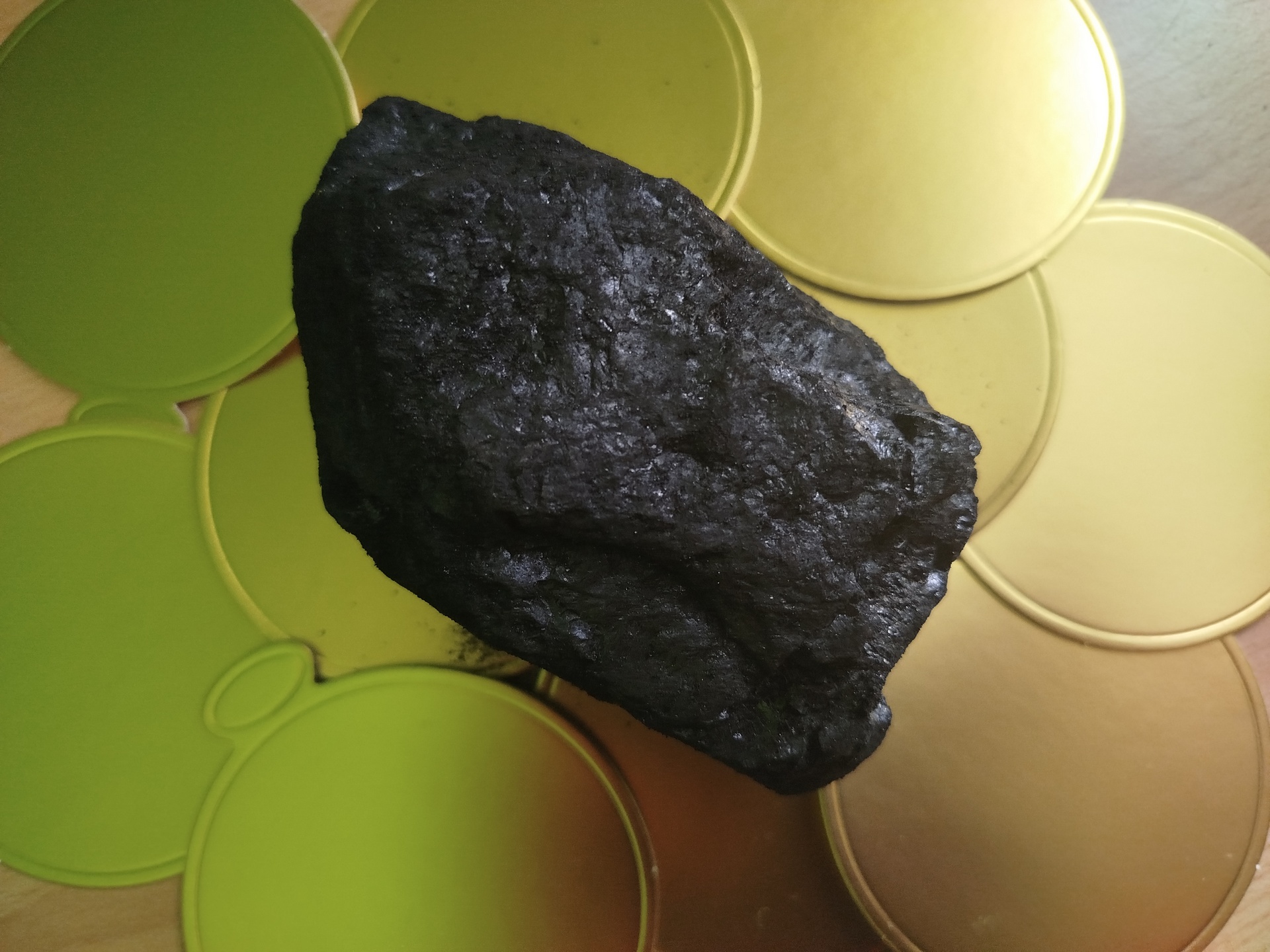 Węgiel na złotym tle