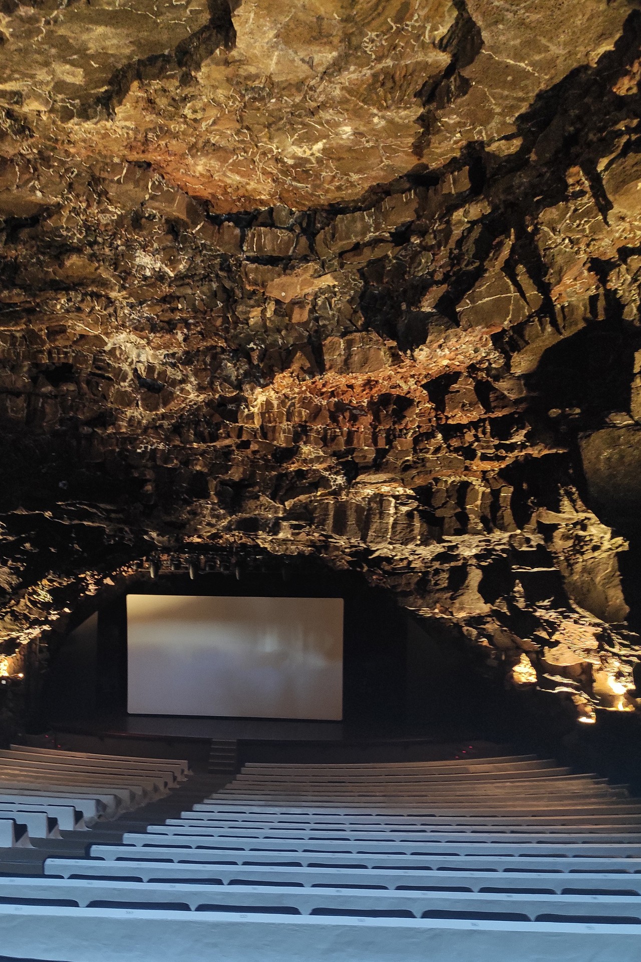 Jameos de La Cazuela to sala koncertowa z aulą na pond 500 osób