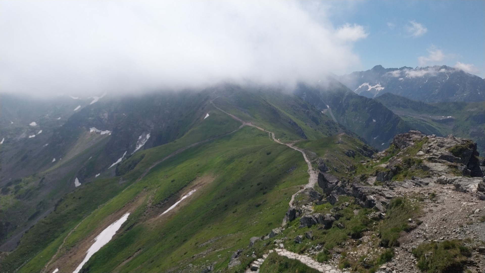 Kamienny grzbiet w chmurach