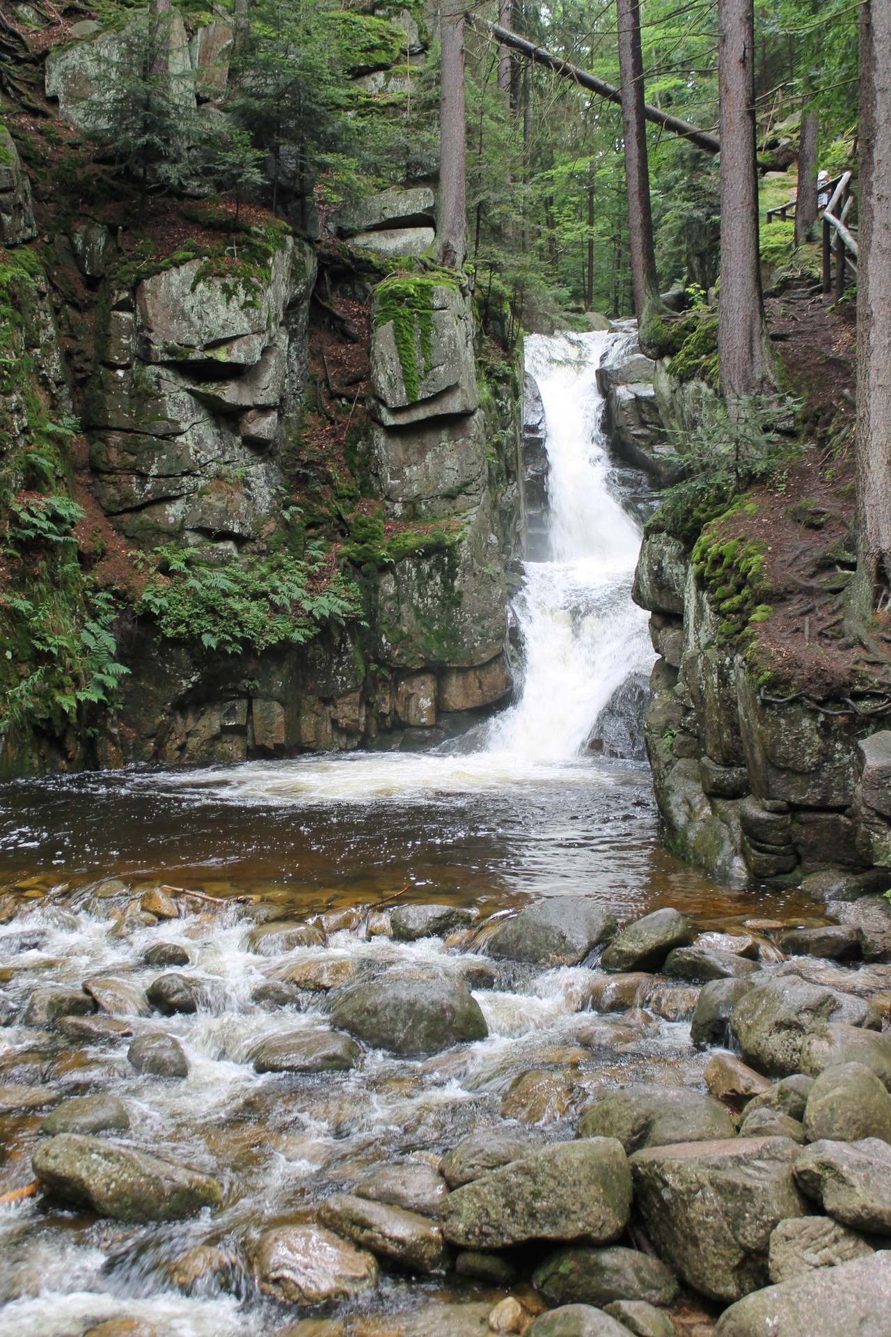 Szept wody wśród skał 