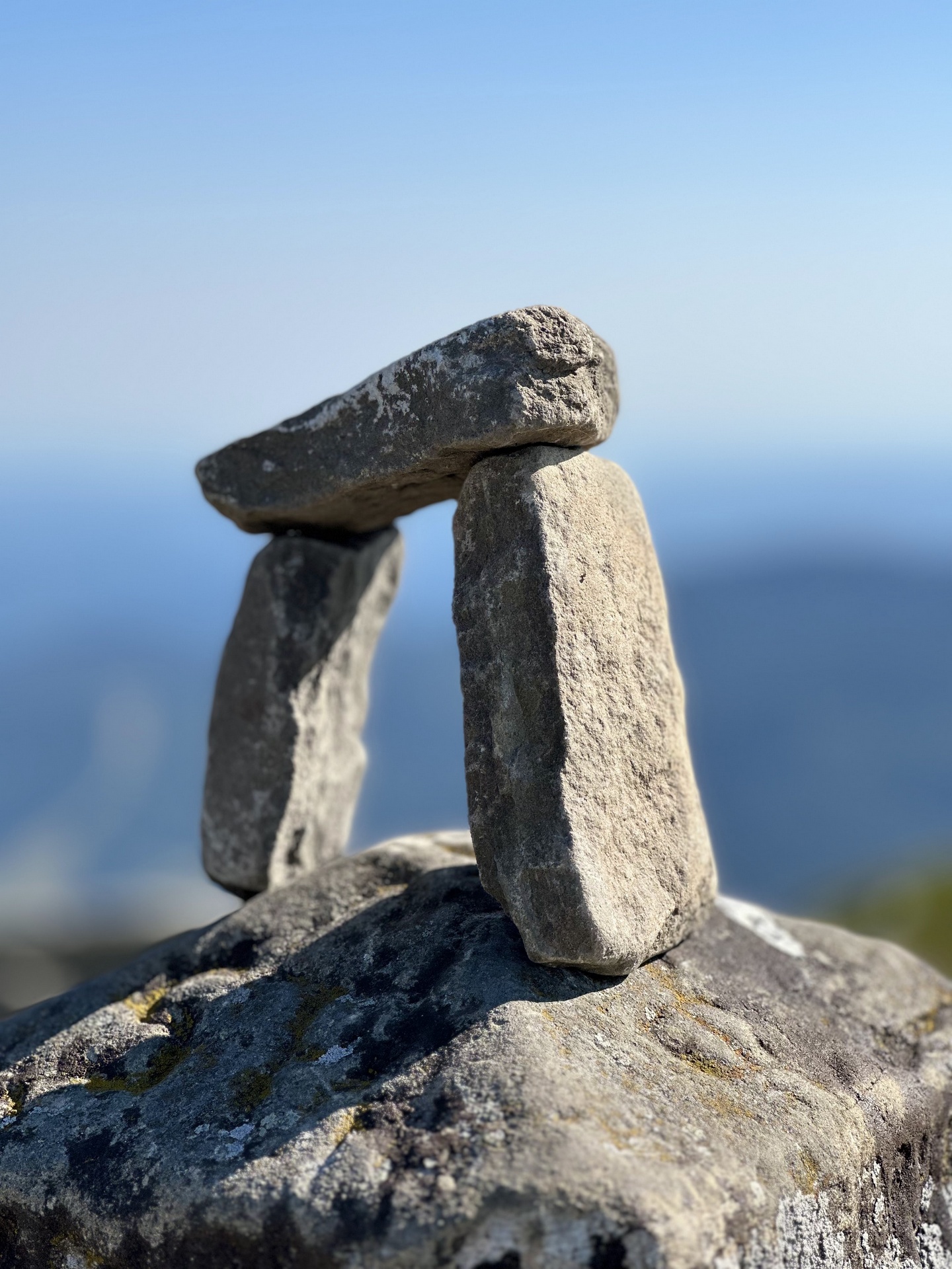  	 Nieskończoność ukryta w skałach