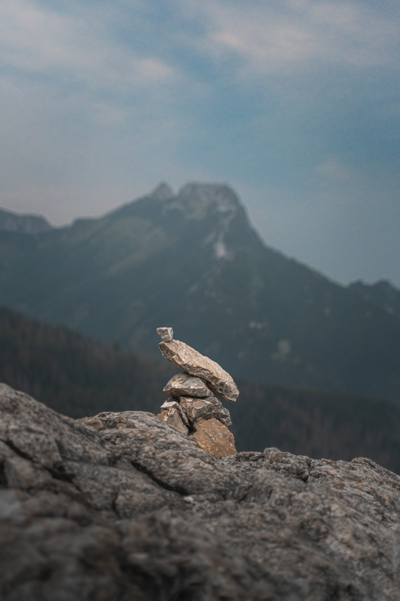 Skałki na tle Giewontu