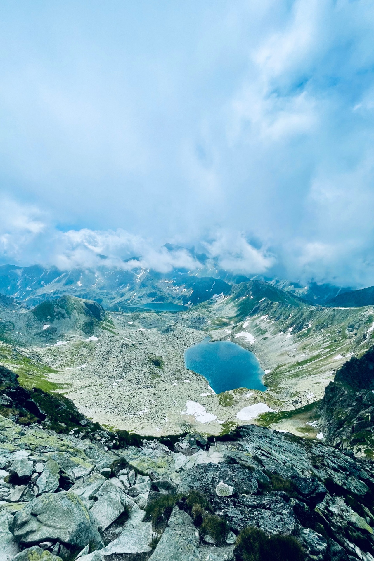 Odbicie natury w ciszy jeziora